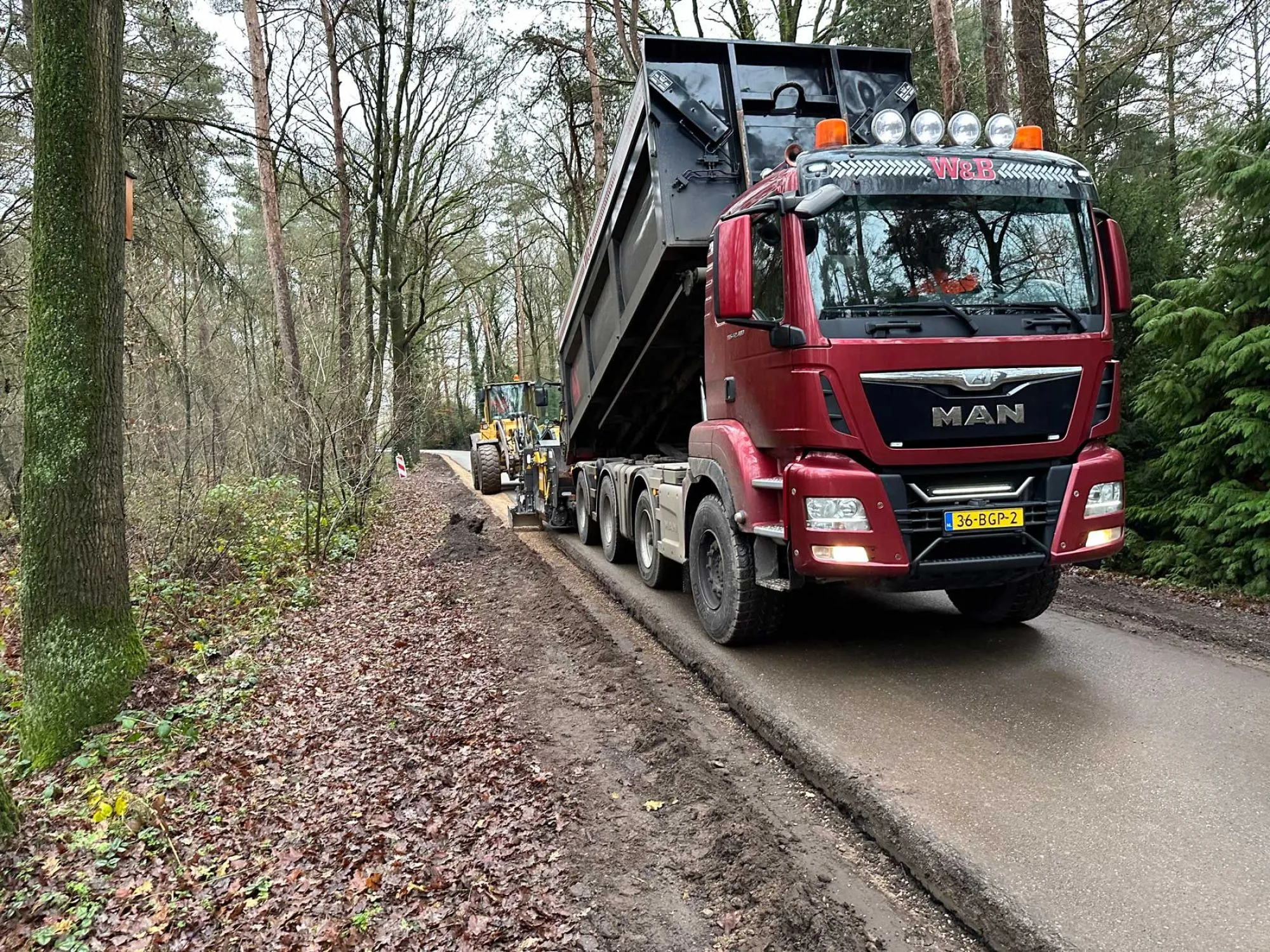 Aanbrengen berm verharding van Achterhoeks Padvast